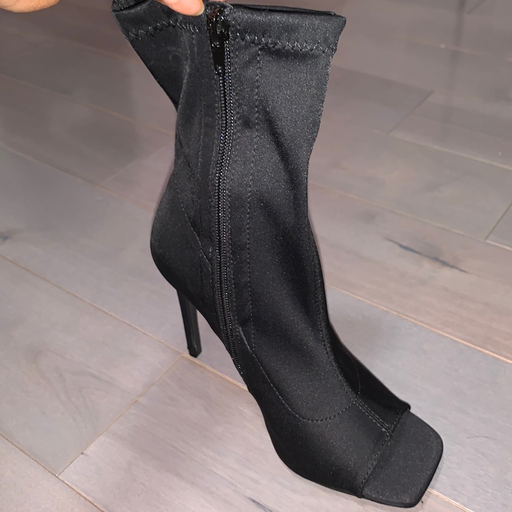 Black open toe boot heels . Worn 1 for a couple hrs . Never used again